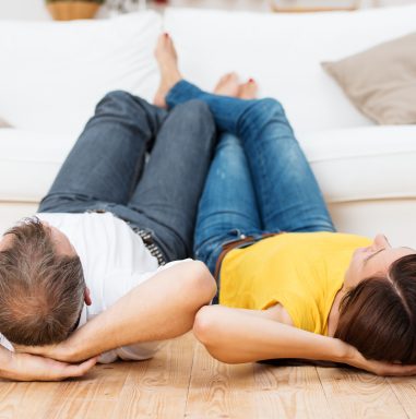 Man en vrouw met voeten op de bank